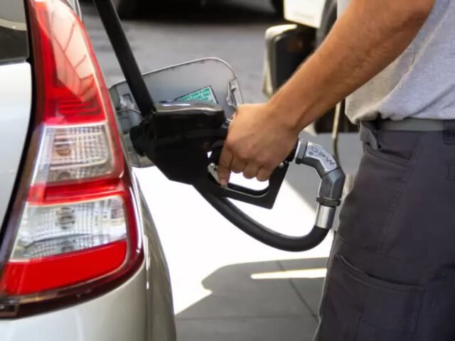 El Gobierno postergó hasta noviembre los aumentos de impuestos a combustibles