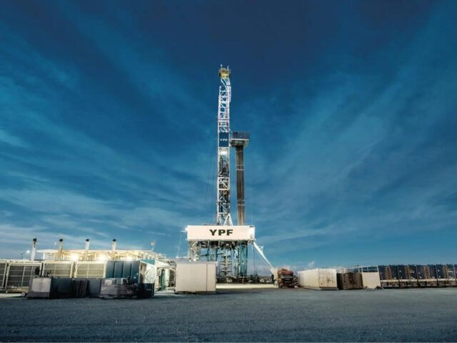 YPF establece récord en Vaca Muerta y TotalEnergies invertirá USD 10.000 millones